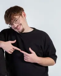Cedric Vogler Jurado sonriendo, con gafas y camiseta negra